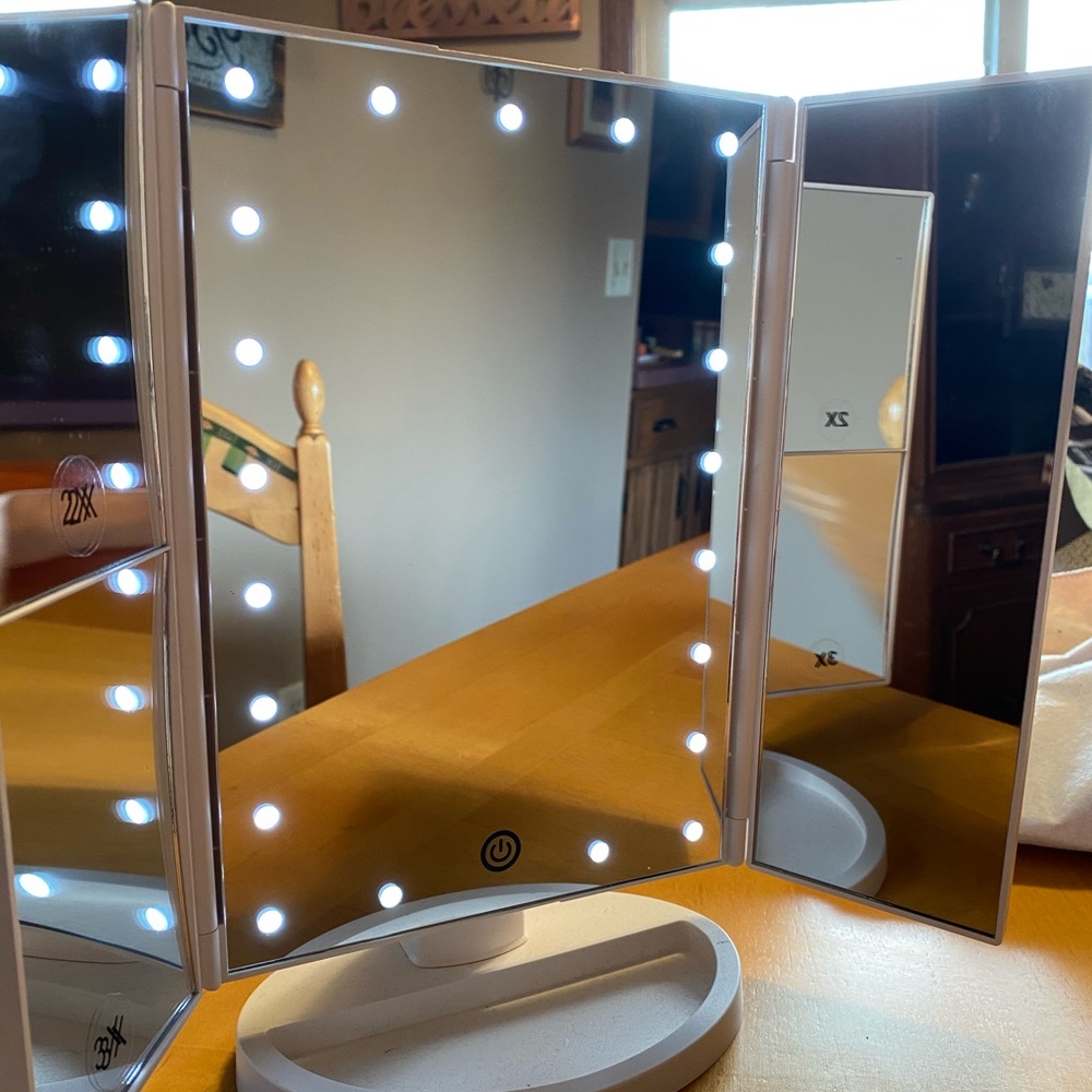FOLDABLE MAKE UP MIRROR